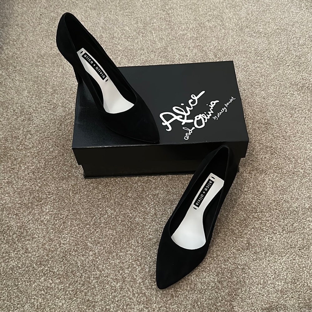 NWT Alice + Oliva sude heels